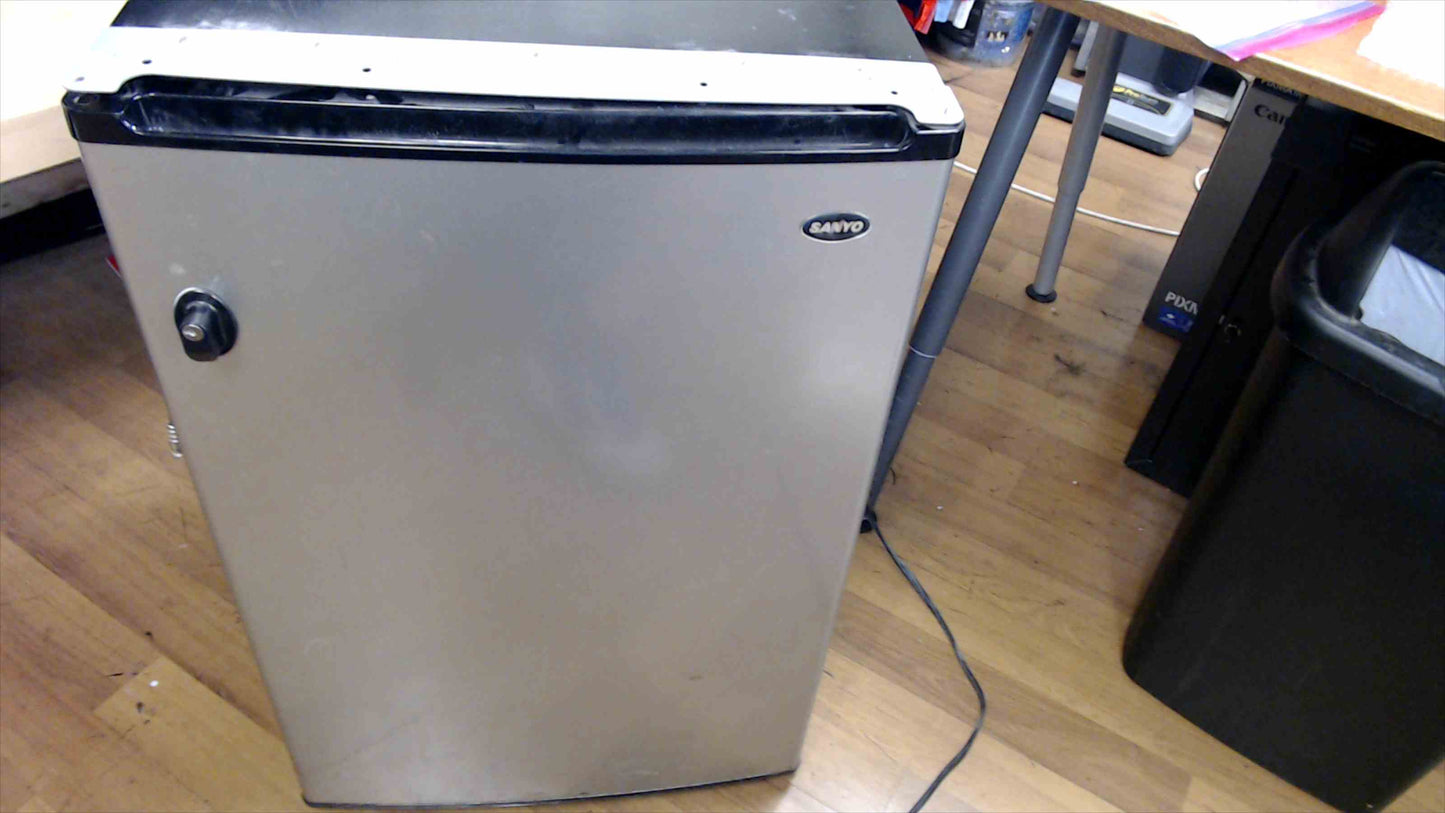 SANYO SR-4911M Compact Mini Fridge w/ Door Storage & Lock – Tested & Working