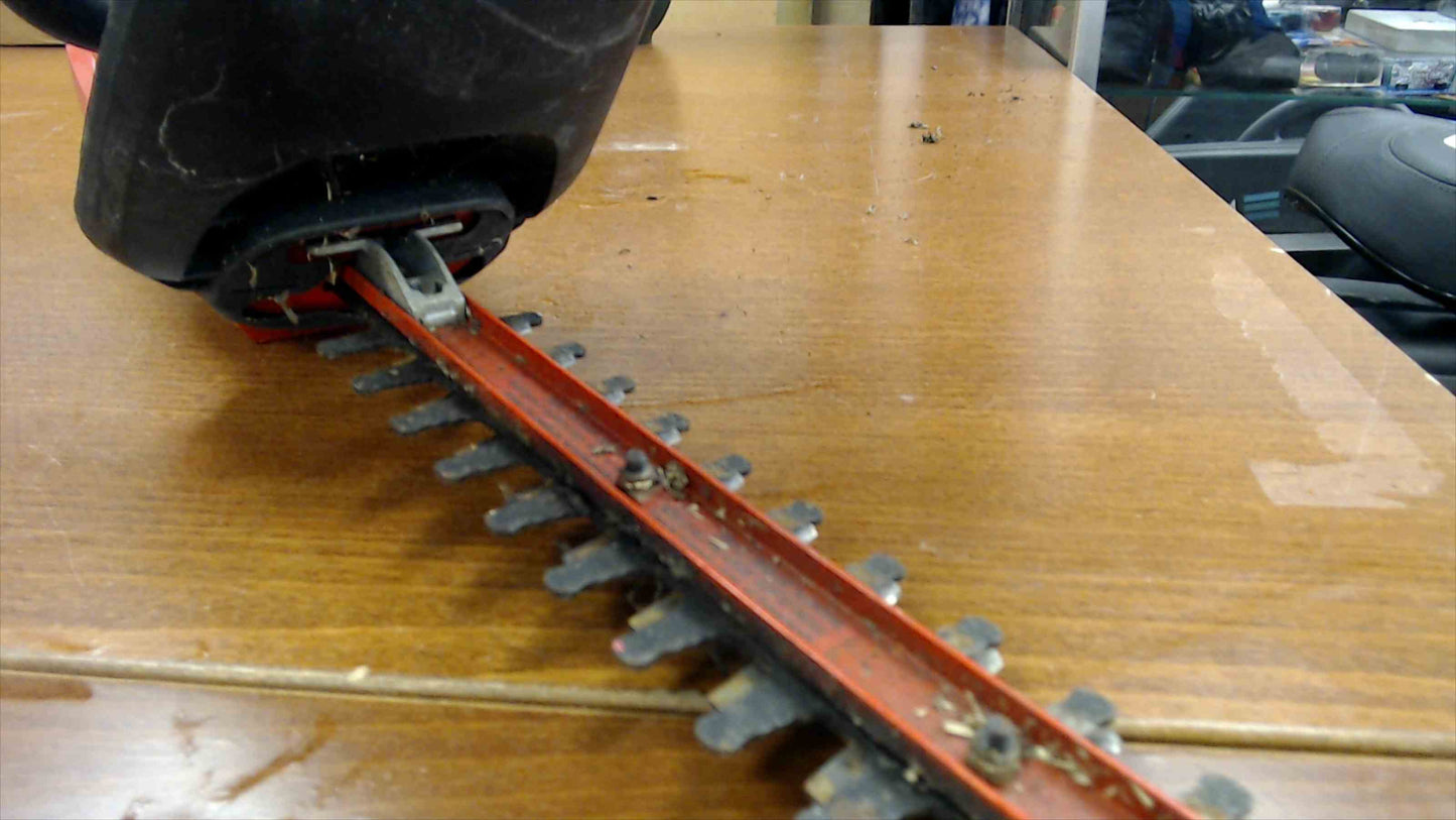 Black & Decker HT012 22" Electric Hedge Trimmer – 3.2A, 3400 CPM – Tested & Working