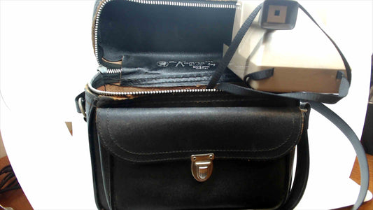 Vintage Kamera Bag with Polaroid OneStep Camera – Leather Carrying Case Made in England
