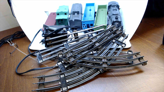 Lionel O Gauge Train Set – Engine, 5 Cars, 12 Curved Tracks & Transformer – Tested & Working