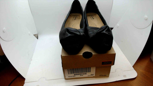 Clarks Collection Tilmont Dalia Black Leather Flats – Women’s Size 8W Wide