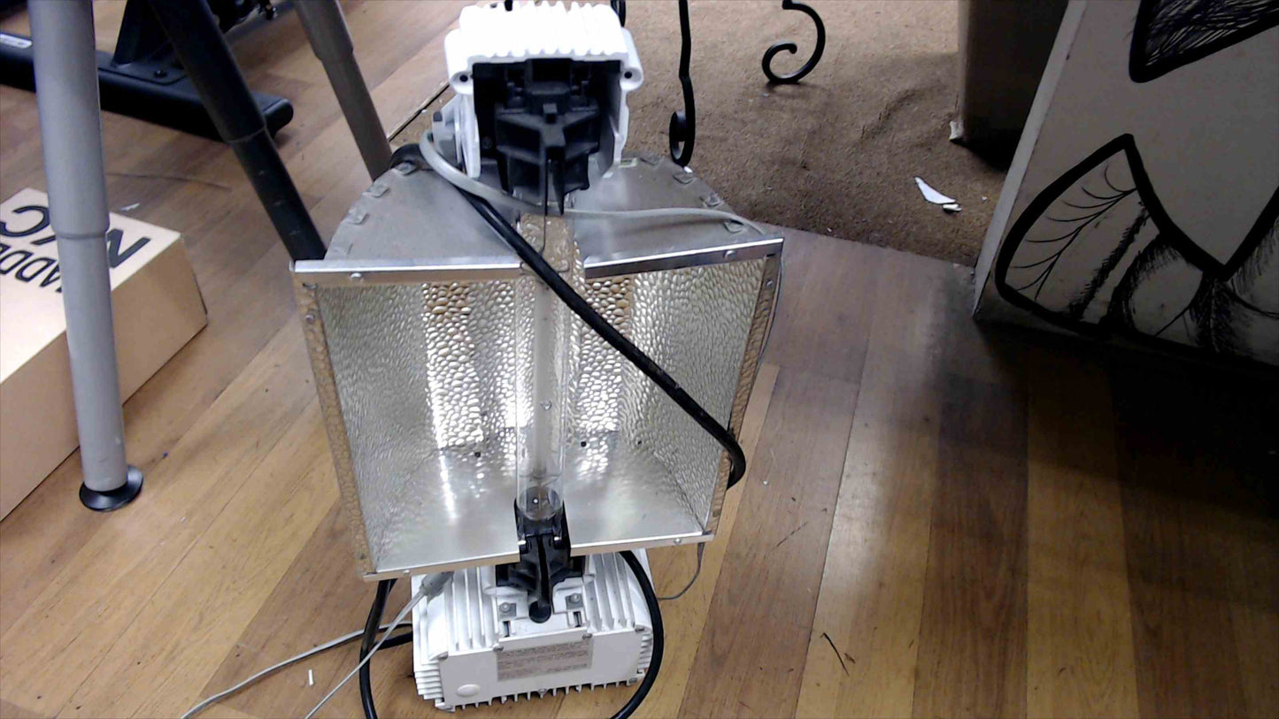 Gavita Pro 1000e DE US 208–240 SL Complete Fixture w/ Reflector & DE HPS Lamp – HGC906097 – Used