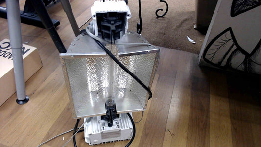 Gavita Pro 1000e DE US 208–240 SL Complete Fixture w/ Reflector & DE HPS Lamp – HGC906097 – Used