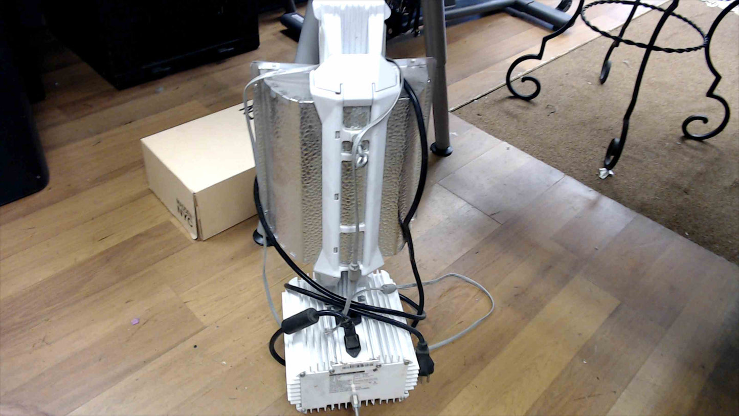 Gavita Pro 1000e DE US 208–240 SL Complete Fixture w/ Reflector & DE HPS Lamp – HGC906097 – Used