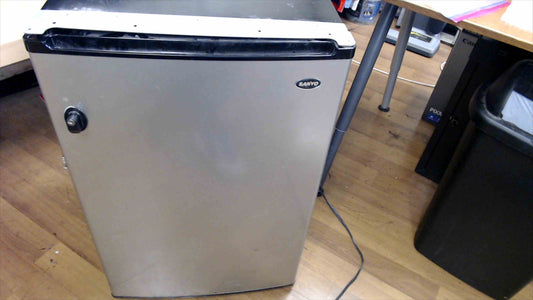 SANYO SR-4911M Compact Mini Fridge w/ Door Storage & Lock – Tested & Working