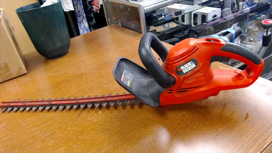 Black & Decker HT012 22" Electric Hedge Trimmer – 3.2A, 3400 CPM – Tested & Working