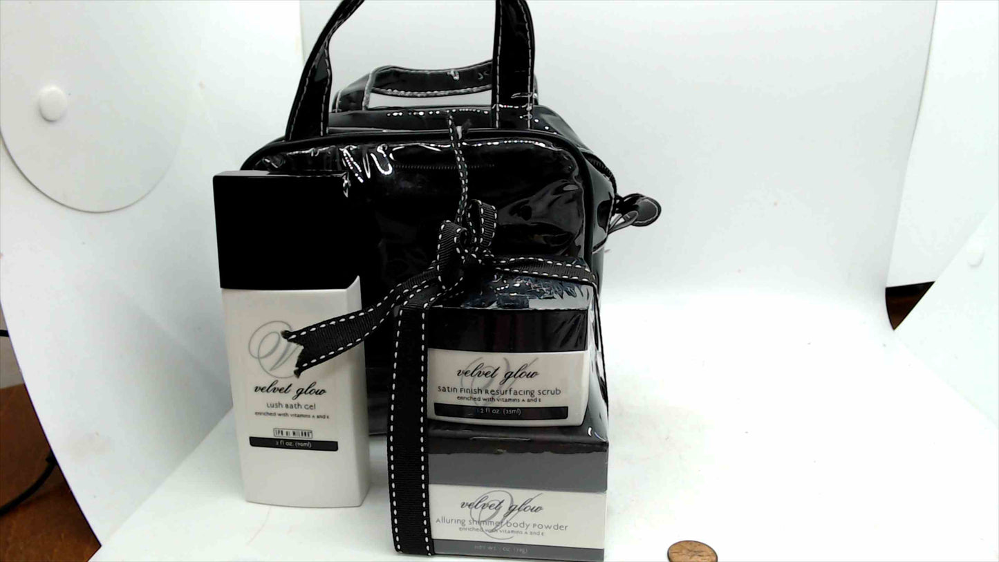 Spa di Milano “Velvet Glow” Travel Gift Set – Bath Gel, Resurfacing Scrub & Shimmer Body Powder in Black Tote