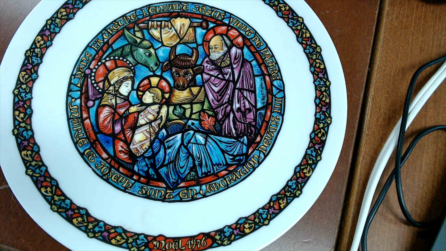 Henri d’Arceau Limoges Noël Vitrail “Dans La Crèche” Collector Plate w/ COA & Original Box (1976)