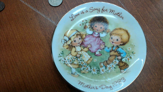 Avon 1983 Mother's Day Collector Plate — "Love is a Song for Mother," Children & Daisies, Gold Rim, 5"