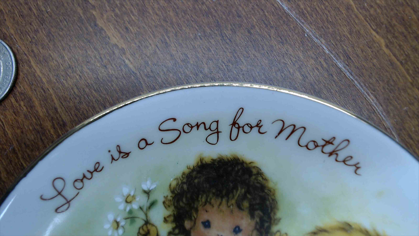 Avon 1983 Mother's Day Collector Plate — "Love is a Song for Mother," Children & Daisies, Gold Rim, 5"
