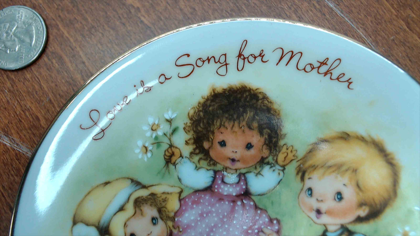 Avon 1983 Mother's Day Collector Plate — "Love is a Song for Mother," Children & Daisies, Gold Rim, 5"