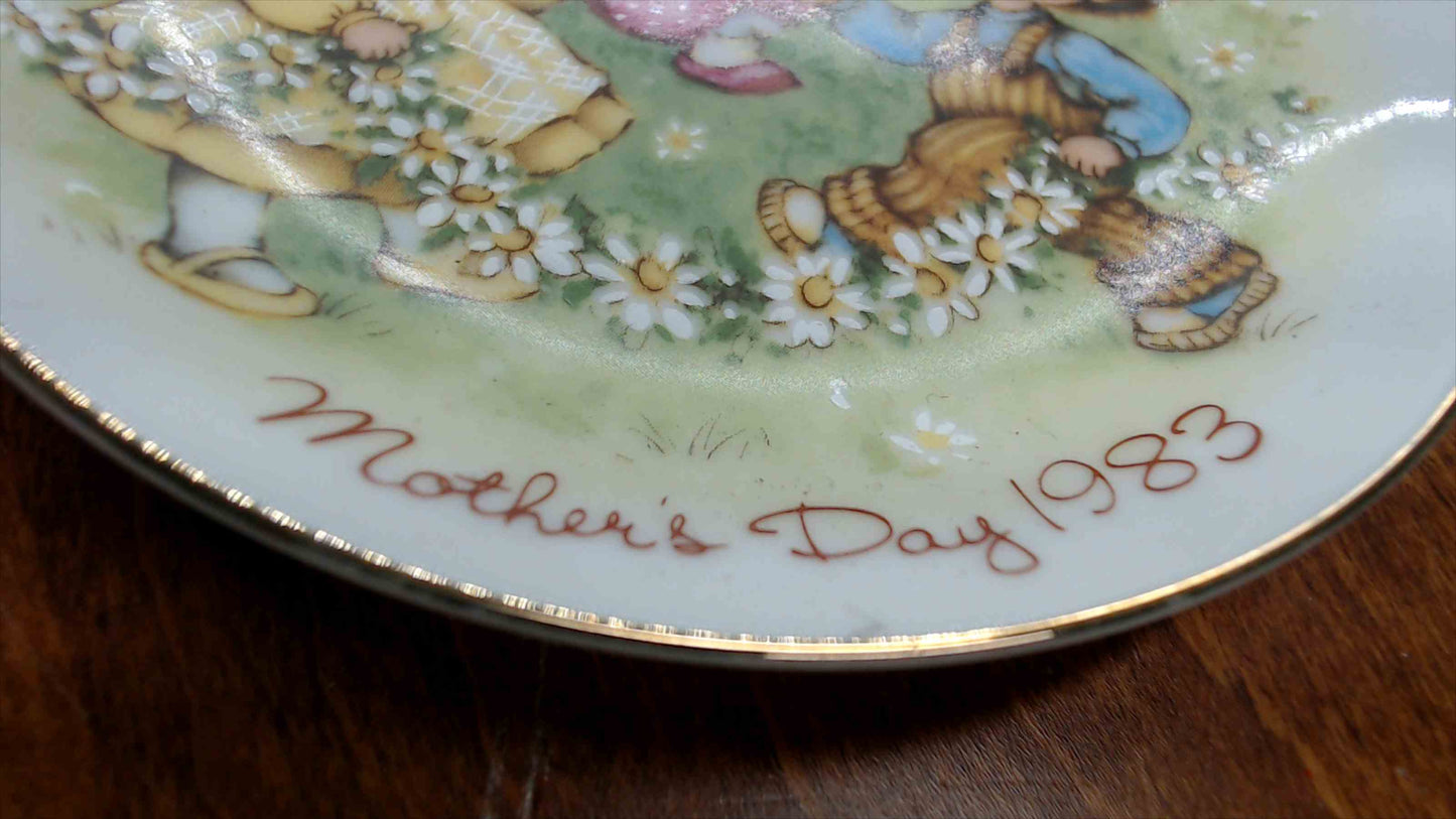 Avon 1983 Mother's Day Collector Plate — "Love is a Song for Mother," Children & Daisies, Gold Rim, 5"