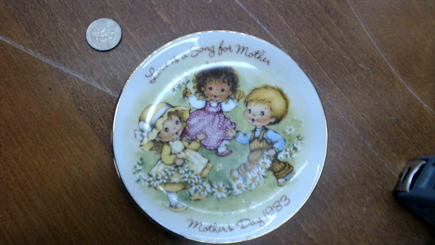 Avon 1983 Mother's Day Collector Plate — "Love is a Song for Mother," Children & Daisies, Gold Rim, 5"