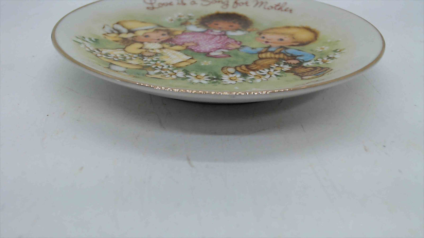 Avon 1983 Mother's Day Collector Plate — "Love is a Song for Mother," Children & Daisies, Gold Rim, 5"
