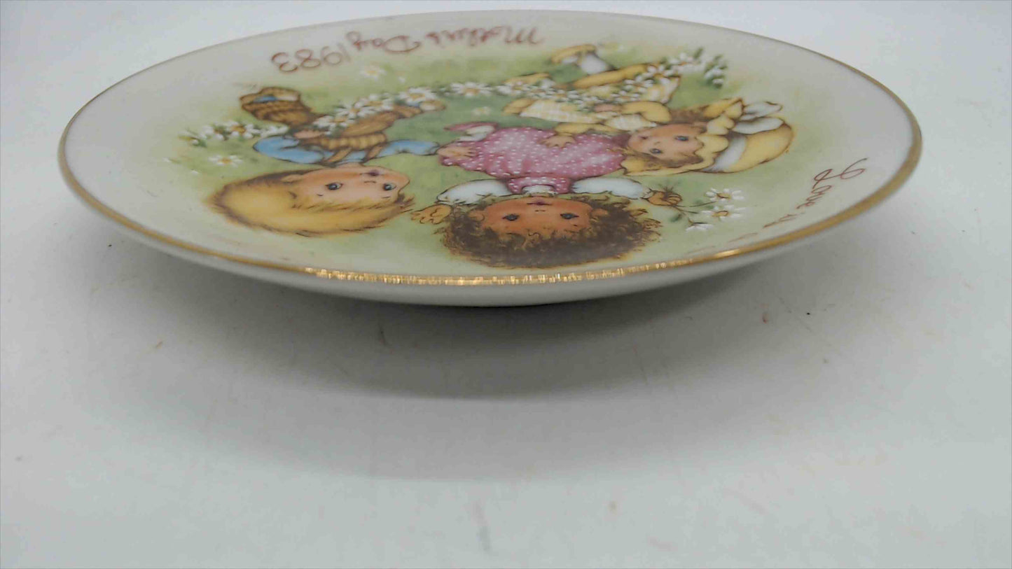 Avon 1983 Mother's Day Collector Plate — "Love is a Song for Mother," Children & Daisies, Gold Rim, 5"