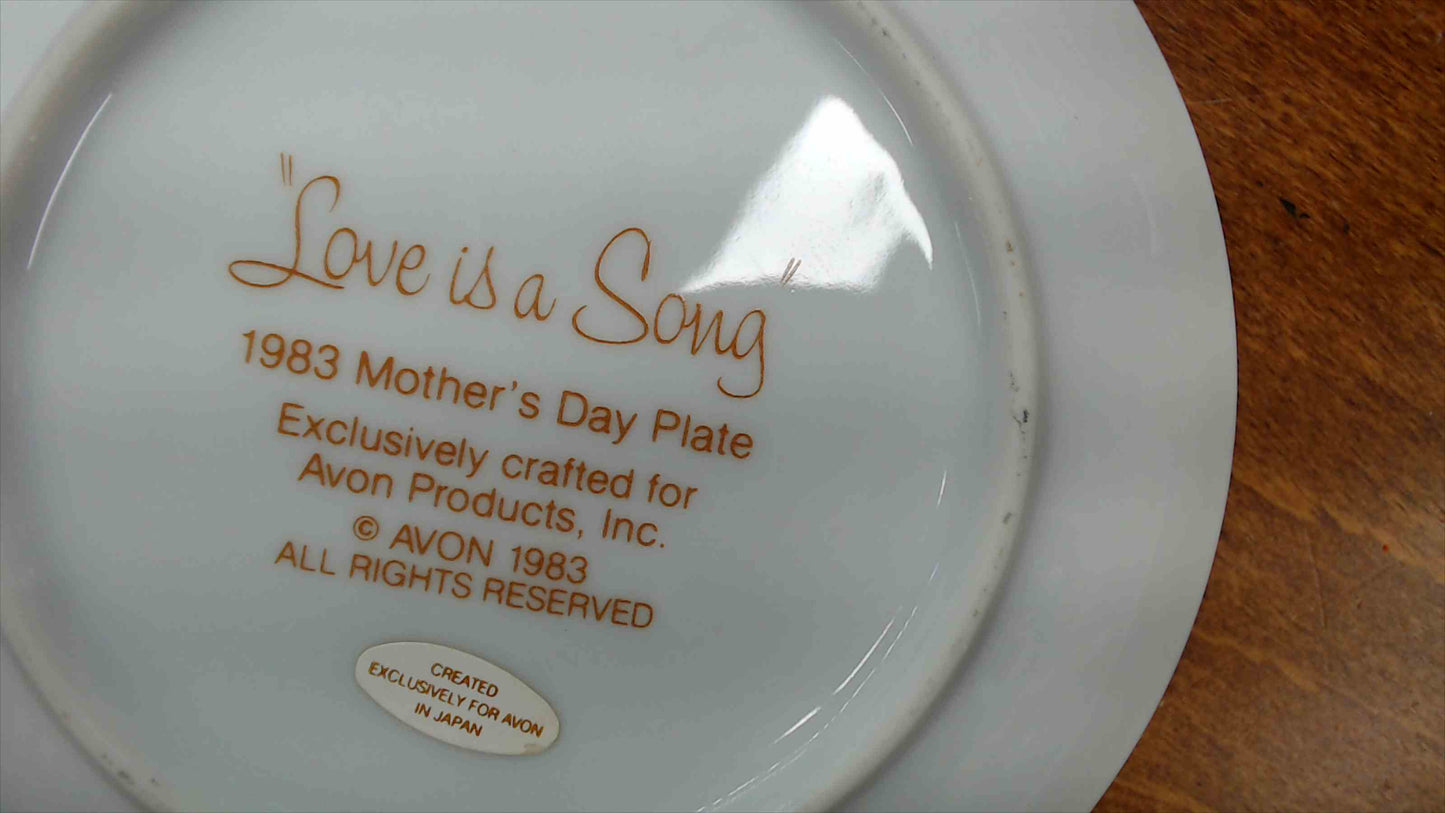 Avon 1983 Mother's Day Collector Plate — "Love is a Song for Mother," Children & Daisies, Gold Rim, 5"