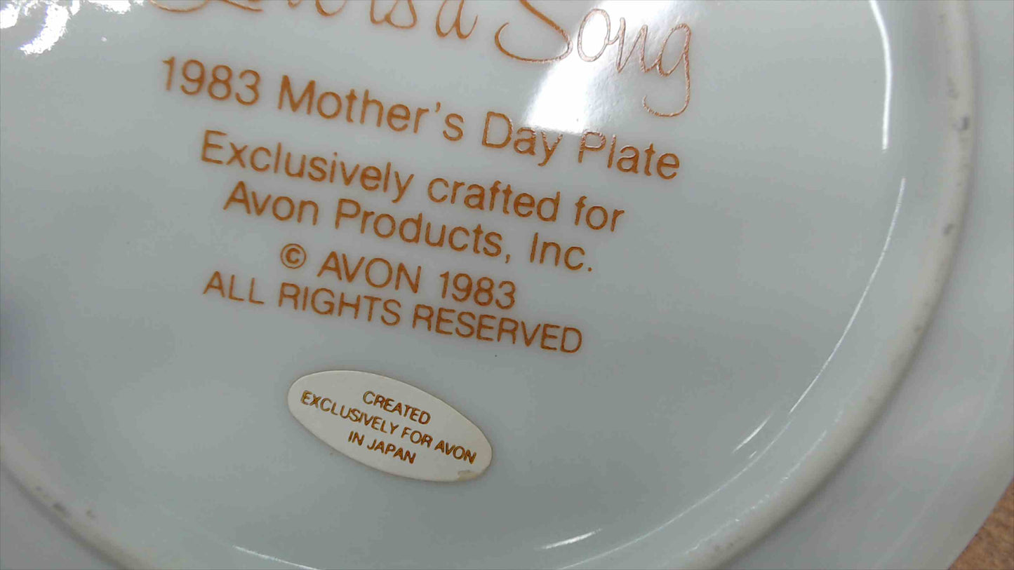 Avon 1983 Mother's Day Collector Plate — "Love is a Song for Mother," Children & Daisies, Gold Rim, 5"