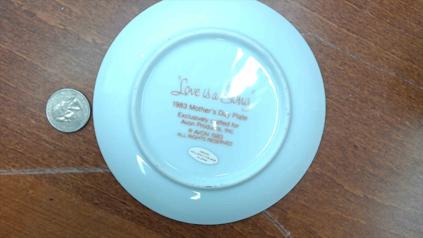 Avon 1983 Mother's Day Collector Plate — "Love is a Song for Mother," Children & Daisies, Gold Rim, 5"