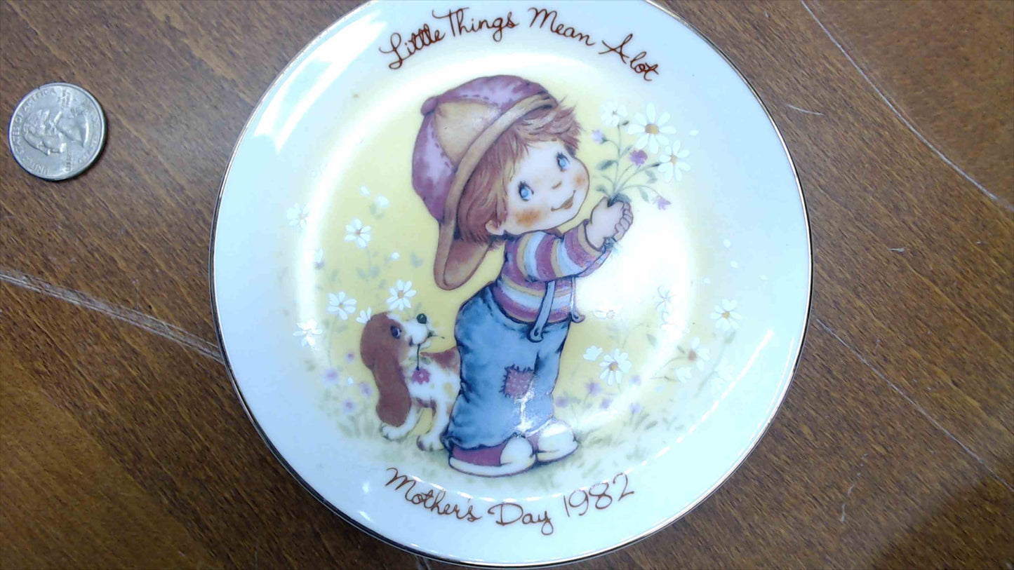 Avon 1982 Mother's Day Collector Plate — "Little Things Mean A Lot," Boy with Puppy & Daisies, Gold Rim, 5"