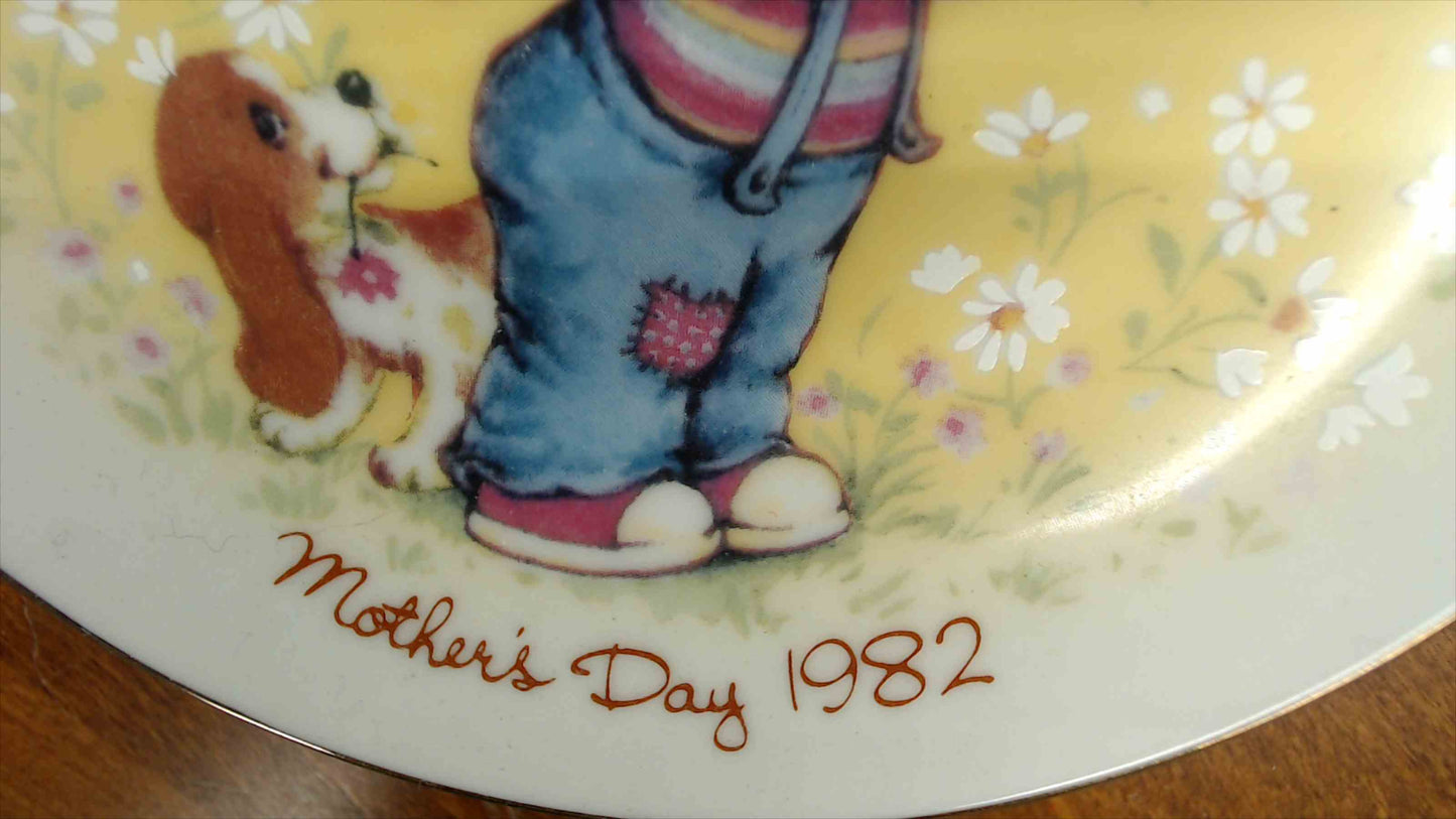 Avon 1982 Mother's Day Collector Plate — "Little Things Mean A Lot," Boy with Puppy & Daisies, Gold Rim, 5"
