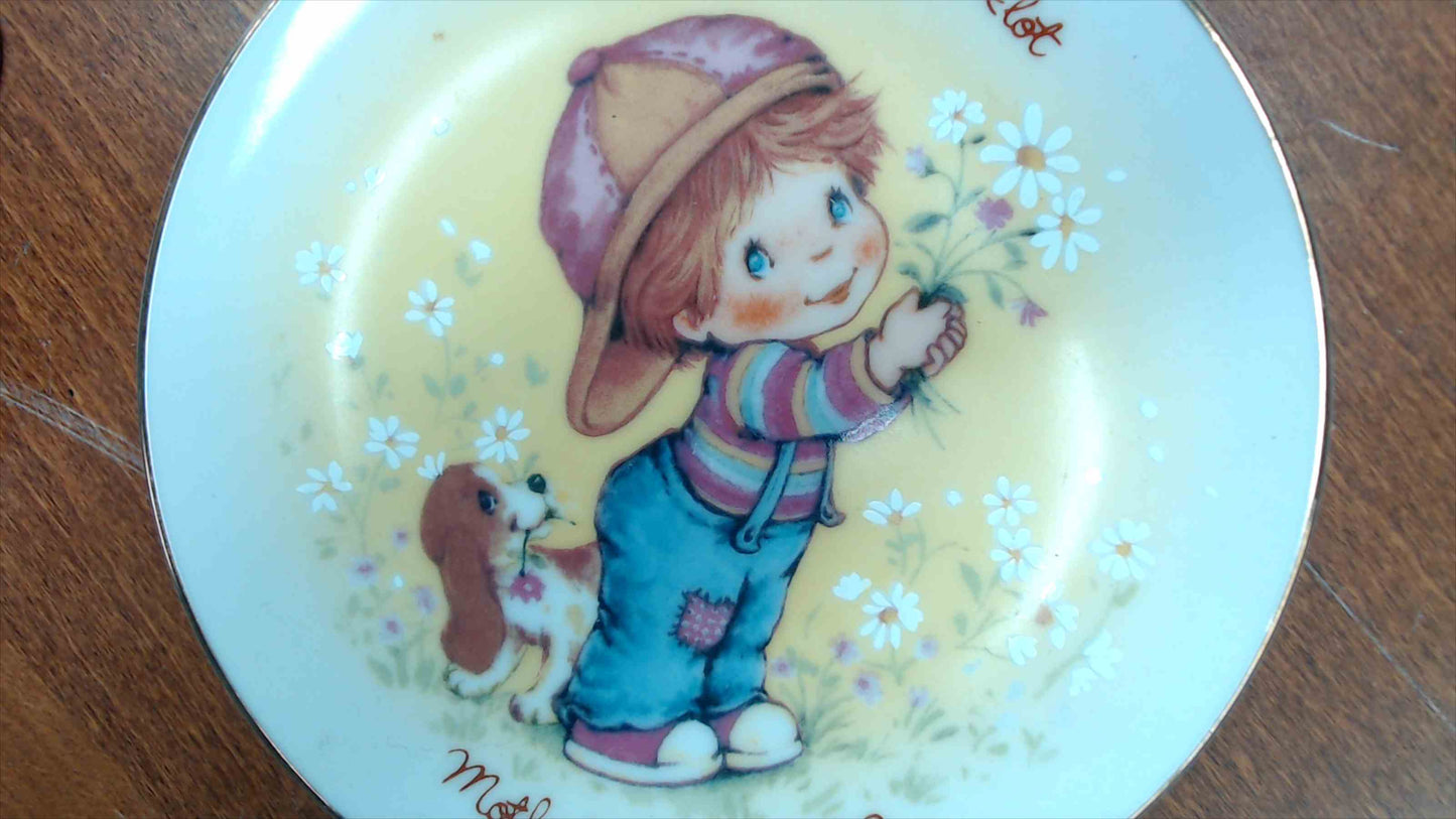 Avon 1982 Mother's Day Collector Plate — "Little Things Mean A Lot," Boy with Puppy & Daisies, Gold Rim, 5"