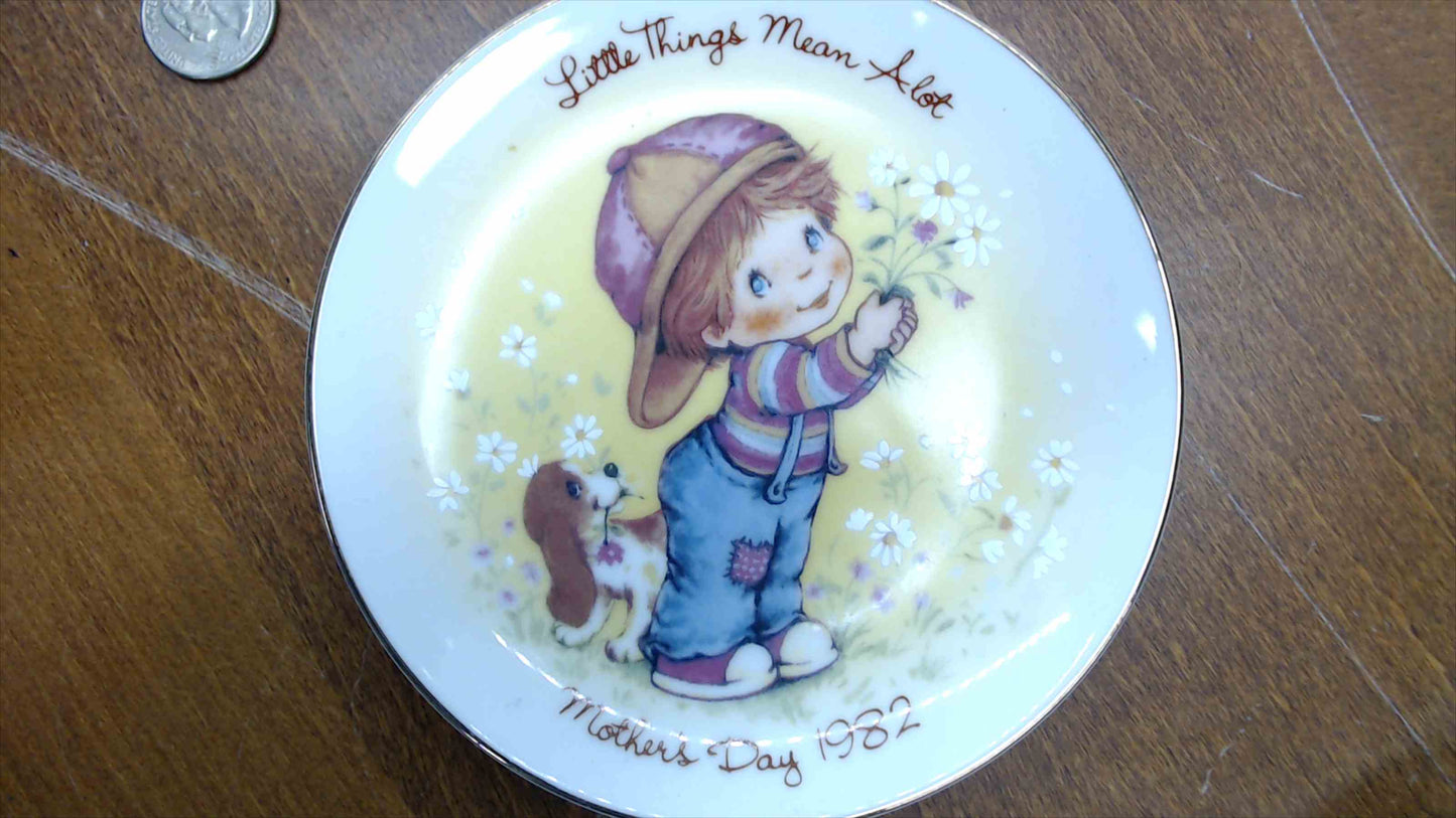 Avon 1982 Mother's Day Collector Plate — "Little Things Mean A Lot," Boy with Puppy & Daisies, Gold Rim, 5"